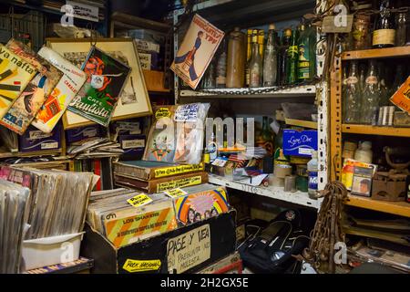 Vista orizzontale di parte del merchandising di un negozio di antiquariato a San Telmo Market, San Telmo quartiere, Buenos Aires, Argentina Foto Stock