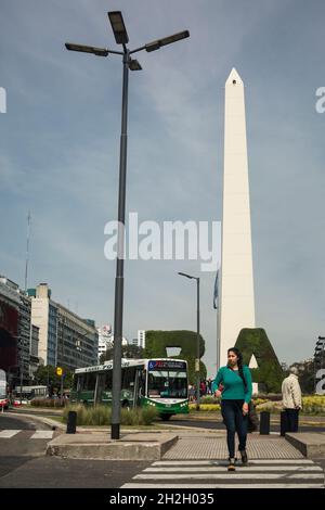 Vista verticale dell'obelisco di Buenos Aires in Plaza de la República, quartiere del Congresso, Buenos Aires, Argentina Foto Stock