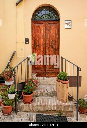 una porta d'ingresso di una casa italiana Foto Stock