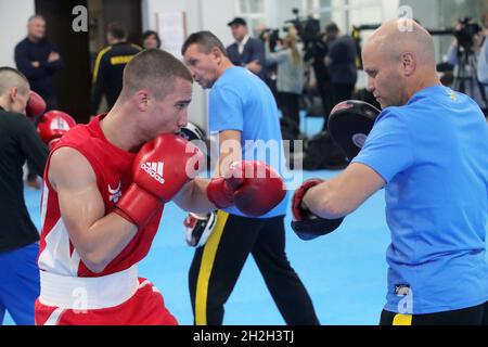 Non esclusiva: KYIV, UCRAINA - 20 OTTOBRE 2021 - la sessione di formazione aperta del Team Ukraine si svolge al Koncha-Zaspa Olympic Training and Sport Foto Stock