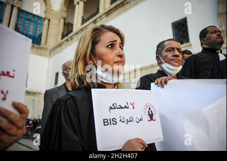 Non esclusiva: TUNISI, TUNISIA - 21 OTTOBRE 2021: Gli avvocati prendono parte alla manifestazione per protestare contro l'imprigionamento illecito accusato a S. Foto Stock