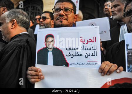 Non esclusiva: TUNISI, TUNISIA - 21 OTTOBRE 2021: Gli avvocati prendono parte alla manifestazione per protestare contro l'imprigionamento illecito accusato a S. Foto Stock