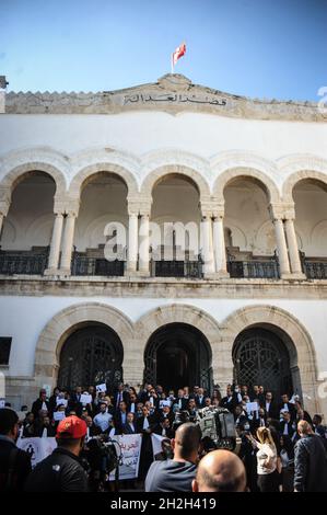 Non esclusiva: TUNISI, TUNISIA - 21 OTTOBRE 2021: Gli avvocati prendono parte alla manifestazione per protestare contro l'imprigionamento illecito accusato a S. Foto Stock