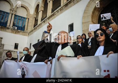 Non esclusiva: TUNISI, TUNISIA - 21 OTTOBRE 2021: Gli avvocati prendono parte alla manifestazione per protestare contro l'imprigionamento illecito accusato a S. Foto Stock