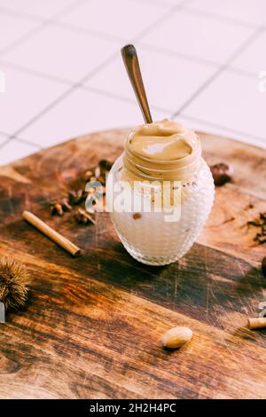 Caffè Dalgona fatto in casa in un vasetto di mason. Foto Stock