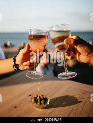 Colpo verticale di due occhiali da clacking ispanici Foto Stock