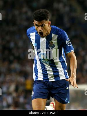 PORTO, PORTOGALLO - OTTOBRE 19: Luis Díaz del FC Porto festeggia dopo aver segnato il suo gol di apertura , durante la partita del gruppo B della UEFA Champions League tra il FC Porto e l'AC Milan all'Estadio do Dragao il 19 ottobre 2021 a Porto, Portogallo. (Foto tramite MB Media) Foto Stock