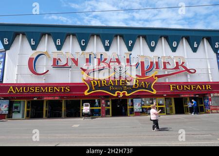 Ingresso al Central Pier sul lungomare di Blackpool nel Lancashire, Inghilterra, Regno Unito Foto Stock
