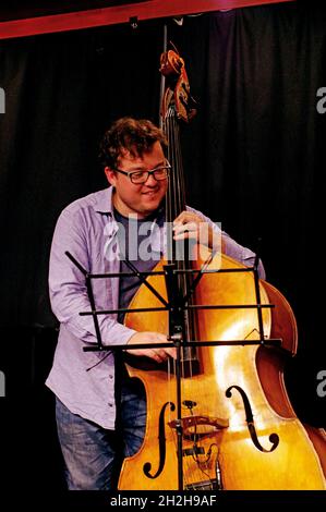 Conor Chaplin, Ari Hoenig Trio, Verdict Jazz Club, Brghton, East Sussex, 6 ottobre 2021. Foto Stock