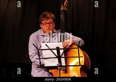 Conor Chaplin, Ari Hoenig Trio, Verdict Jazz Club, Brghton, East Sussex, 6 ottobre 2021. Foto Stock