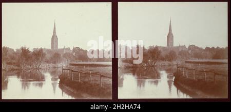 Salisbury Cathedral, Salisbury, Wiltshire, Wiltshire, 1913. Vista stereoscopica che si affaccia sui prati d'acqua del fiume Avon verso la cattedrale di Salisbury. Foto Stock