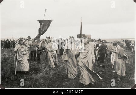 Gordedh Kernow, Castello di Killibury Camp, Egloshayle, Cornovaglia, 1936. Bards che si processano al cerchio come parte della cerimonia durante il Gorsedh Gorsedh Kernow Cornish al Castello di Killibury. Il Gordedh Kernow o Cornish Gorsedd è stato istituito nel 1928. I suoi obiettivi sono "mantenere lo spirito celtico nazionale della Cornovaglia". La cerimonia, che si svolge ogni anno in un luogo diverso, è quando sono ammessi nuovi bardi. Foto Stock