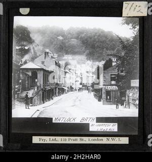 South Parade, Matlock Bath, Derbyshire Dales, Derbyshire, 1920. Guardando verso nord lungo una tranquilla South Parade, con carretti trainati da cavalli sulla strada in lontananza. La didascalia in questa diapositiva recita: "Matlock Bath. Per gentile concessione di L. M. &amp; S. RLY." Questo negativo è probabilmente una copia negativa prodotta da un negativo o da una stampa della London, Midland e Scottish Railway. Foto Stock