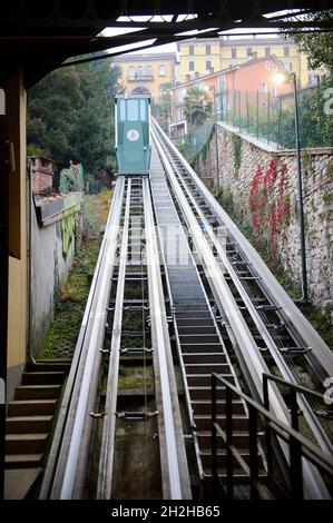 Europa, Italia, Piemonte, Biella. La funicolare è una struttura costruita nel 1885 per collegare il comprensorio di Biella Piazzo a Biella piano. Foto Stock