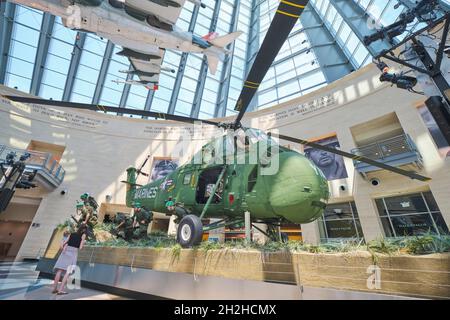 L'atrio centrale, rotondo con lucernario, con aeroplani e un elicottero Vietnam. Al Museo Nazionale del Marine Corps Heritage Centre in Virginia. Foto Stock