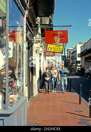 Vista dei negozi del quartiere Francese, New Orleans, Louisiana, USA. Foto Stock