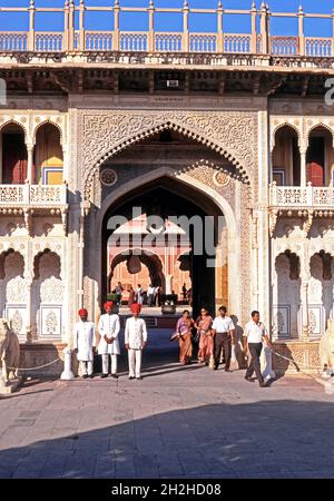Cancello di ingresso per il palazzo della città conosciuta anche come Chandra Mahal con la pietra di elefanti e le protezioni di ingresso in primo piano, Jaipur, Rajasthan, India. Foto Stock