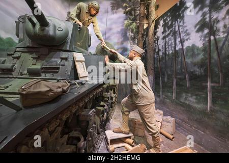 Soldati neri afroamericani che caricano un carro armato Sherman M4 durante la seconda guerra mondiale. Al Museo Nazionale del Marine Corps Heritage Centre in Virginia. Foto Stock