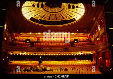 Regent Theatre, Piccadilly, Hanley, City of Stoke-on-Trent, 1999-2015. Una vista dal palco che guarda all'auditorium del Teatro Regent, dove un gruppo di persone è riunito, mostrando la cupola del soffitto in alto. Il Regent Theatre è stato inaugurato nel febbraio 1929. Nel 1950 il cinema fu rinominato Gaumont Cinema, e nel 1976 divenne l'Odeon. Il cinema chiuse nell'ottobre 1989 e rimase libero fino alla metà degli anni '90, quando fu ristrutturato prima della riapertura nel 1999. I lavori di ristrutturazione hanno incluso l'ampliamento del palco e la modifica dell'auditorium. L'arco del proscenio fu rimosso e repos Foto Stock