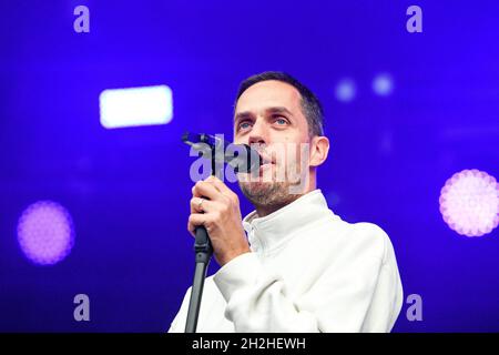 Grand Corps Malade sul palco durante un concerto al Rock in Chair Festival di Evreux il 26 giugno 2021 Foto Stock