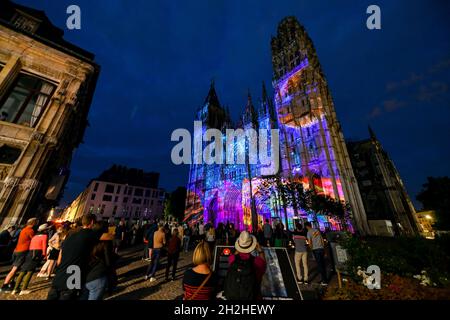 Rouen (Normandia, Francia settentrionale): Spettacolo di luci della Cattedrale di Rouen (“Cattedrale di lumiere 2021”) . Illuminazioni proiettate sulla facciata della Catheral Foto Stock