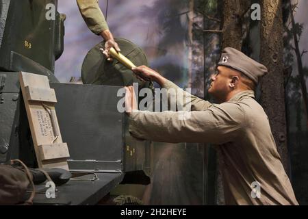 Soldati neri afroamericani che caricano un carro armato Sherman M4 durante la seconda guerra mondiale. Al Museo Nazionale del Marine Corps Heritage Centre in Virginia. Foto Stock