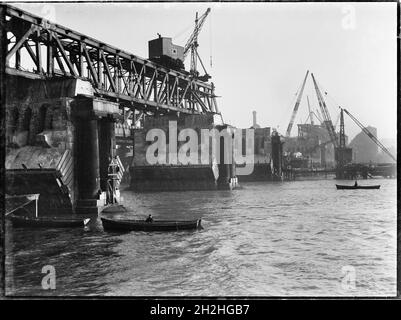 Demolizione di Waterloo Bridge, Lambeth, Greater London Authority, 1936. Una vista sul Tamigi che mostra la demolizione del vecchio Waterloo Bridge. Il Waterloo Bridge è stato progettato da John Rennie ed è stato aperto nel 1817. Fu demolita negli anni '30 con un altro ponte che lo sostituì negli anni '40. Foto Stock