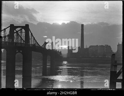 Lambeth Bridge, Westminster, Greater London Authority, 1920-1927. Una vista del vecchio ponte Lambeth da est. Il primo ponte Lambeth fu un ponte sospeso che aprì nel 1862, ma i problemi di sicurezza e di struttura portarono alla chiusura del ponte al traffico veicolare nel 1910. Il ponte fu demolito alla fine degli anni '20 e fu successivamente sostituito nel 1932. Foto Stock