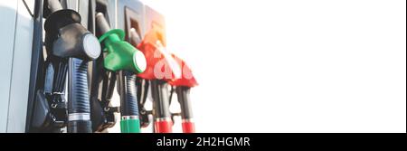 Pompa benzina ugelli di riempimento. Il carburante a gas station close up Foto Stock