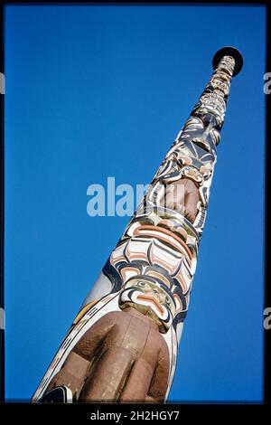 Totem Pole, Windsor Great Park, Runnymede, Surrey, 1959. Una vista sul Totem Pole nel Windsor Great Park. Il totem pole nel Windsor Great Park è stato presentato alla Regina Elisabetta II nel giugno 1958 dal capo Mungo Martin del Kwakiutl o Kwakwaka'wakw o Kwakiutl. Il palo è alto 100 piedi e segna il centenario della Columbia Britannica, che è stata proclamata una colonia della Corona nel 1858 dalla Regina Vittoria. Un albero di 600 anni è stato abbattuto per creare il palo, che è stato scolpito dal capo Mungo Martin. Un secondo, identico totem palo è stato scolpito e rimane a Vancouver, Canada. Il totem pole a Windso Foto Stock