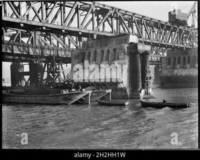 Demolizione di Waterloo Bridge, Lambeth, Greater London Authority, 1936. Una vista del vecchio Waterloo Bridge durante la sua demolizione con persone che lavorano su una barca sotto il ponte. Il Waterloo Bridge è stato progettato da John Rennie ed è stato aperto nel 1817. Fu demolita negli anni '30 con un altro ponte che lo sostituì negli anni '40. Foto Stock