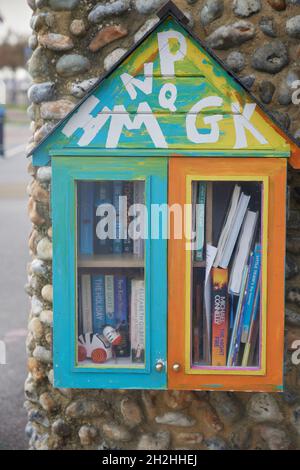 Piccola scatola di legno con libri che forniscono un servizio di biblioteca a Worthing, Regno Unito. Foto Stock