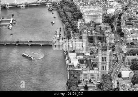 Vista aerea di Londra dall'elicottero. Palazzo di Westminster e punto di osservazione del Ponte verso il basso Foto Stock