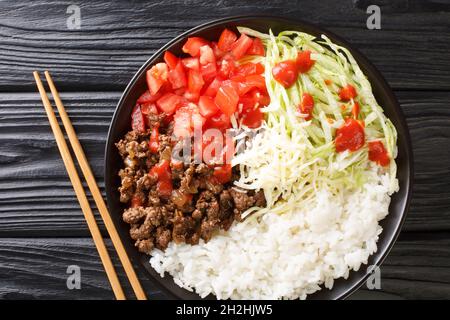 Il riso Takoraisu Taco è un piatto giapponese che attira da vicino Okinawa in una ciotola sul tavolo. Vista dall'alto orizzontale Foto Stock