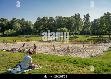 Beachvolley-Plätze, Volkspark Friedrichshain, Friedrichshain-Kreuzberg, Berlino, Germania Foto Stock