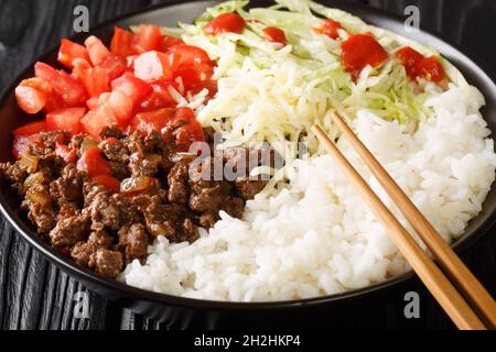 Il riso Takoraisu Taco è un piatto giapponese che attira da vicino Okinawa in una ciotola sul tavolo. Orizzontale Foto Stock