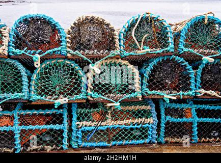 Rete da traino d'epoca - primo piano della trappola per la pesca dell'aragosta e del granchio - attrezzatura da pesca sul porto nel Regno Unito Foto Stock