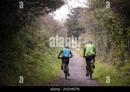 Ciclisti sul sentiero Bissoe che collega le coste nord e sud a Portreath e Devoran, Cornovaglia Foto Stock