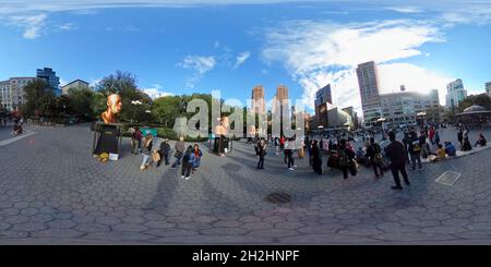 Visualizzazione panoramica a 360 gradi di New York, NY, USA - 22 ottobre 2021: Le vite nere contano le statue a Union Square con un predicatore che dà una lezione ai gradini davanti, nel 360 VR