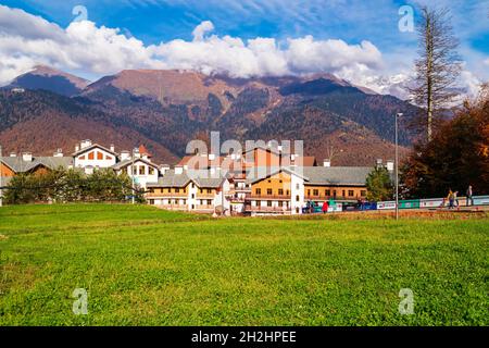 Chalet e hotel tradizionali in Rosa Khutor resort. Villaggio olimpico di montagna nelle montagne del Caucaso. Sochi, Esto-Sadok, Russia - Ottobre 14 Foto Stock