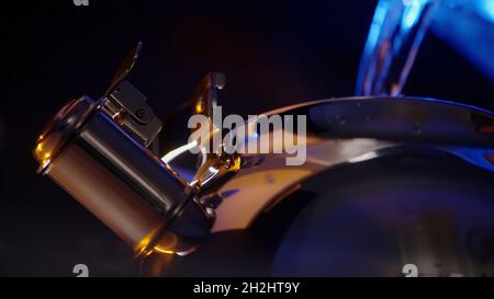 Primo piano delle azioni per bollire l'acqua. Azione. Versare l'acqua all'interno del bollitore in acciaio, accendere il fornello a induzione e riscaldare l'acqua Foto Stock