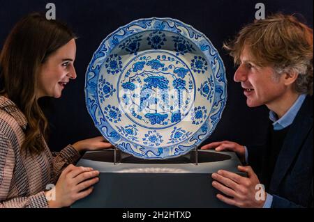 Londra, Regno Unito. 22 ottobre 2021. Un monumentale piatto di ceramica Iznik con vitigni d'uva, Turchia, circa 1530, stima: £250,000-350,000 - Anteprima per le Arti del mondo islamico & India vendita a Sotheby's London. Oltre 1,000 anni di oggetti storici, dipinti e manoscritti saranno venduti il 27 ottobre. Credit: Guy Bell/Alamy Live News Foto Stock