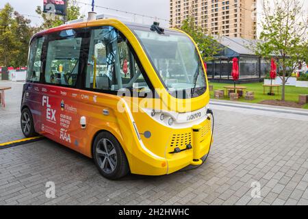 Adelaide, South Australia - 19 ottobre 2019: Bus navetta Navya senza conducente EV in carica su Victoria Square nella città di Adelaide in un giorno Foto Stock