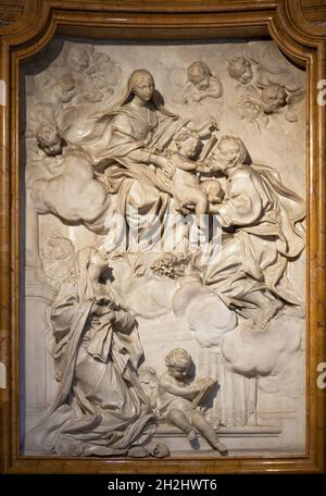 ROMA, ITALIA - 1 SETTEMBRE 2021: Il rilievo barocco marmoreo della Santa Famiglia e benedetta Ludovica Albertoni la chiesa Chiesa di Santa Maria in Campitelli Foto Stock