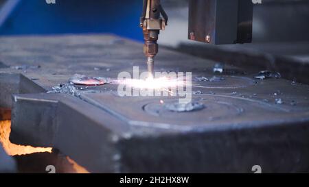 Primo piano dei modelli di saldatura sul metallo. Clip. Macchina automatizzata per la creazione di schemi di saldatura su metallo. Con l'aiuto della saldatura, i motivi belli sono cr Foto Stock