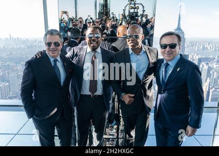 SL Green CEO Marc Holiday, il tenente Governatore Brian Benjamin, Brooklyn Borough Presidente e Democratic Party candidato per sindaco in occasione delle prossime elezioni Eric Adams, il ristoratore Daniel Boulud ha visto al Summit One Vanderbilt Observation Deck durante la grande apertura. Alla grande apertura hanno partecipato molti ospiti VIP, tra cui il presidente Brooklyn Borough e il candidato del Partito democratico per il sindaco nelle prossime elezioni, il tenente governatore Brian Benjamin, l'artista Kenzo Digital, il senatore di stato Brad Hoylman, il ristoratore Daniel Boulud. (Foto di Lev Radin/Pacific Press) Foto Stock