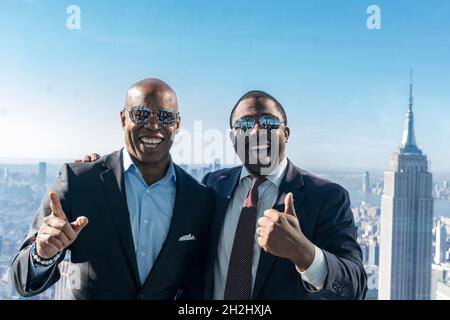 Il tenente governatore Brian Benjamin e Brooklyn Borough Presidente e candidato del Partito democratico per il sindaco nelle prossime elezioni Eric Adams ha visto parlare l'un l'altro al Summit One Vanderbilt Observation Deck durante la grande apertura. Alla grande apertura hanno partecipato molti ospiti VIP, tra cui il presidente Brooklyn Borough e il candidato del Partito democratico per il sindaco nelle prossime elezioni, il tenente governatore Brian Benjamin, l'artista Kenzo Digital, il senatore di stato Brad Hoylman, il ristoratore Daniel Boulud. (Foto di Lev Radin/Pacific Press) Foto Stock