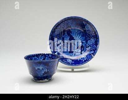 Tazza e salsa, 1825/30. Decorato con scena di Gilbert du Motier, marchese de Lafayette, presso la tomba di Banjamin Franklin. Prodotto a Staffordshire, Inghilterra, per il mercato americano. Foto Stock