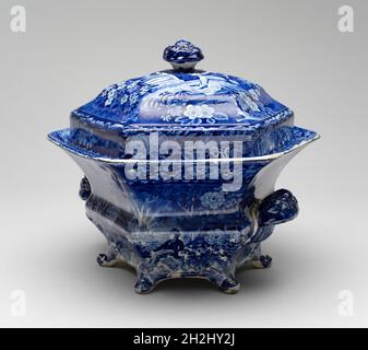 Tureen, 1825/30. Decorato con scena di Gilbert du Motier, marchese de Lafayette, presso la tomba di Banjamin Franklin. Prodotto a Staffordshire, Inghilterra, per il mercato americano. Foto Stock