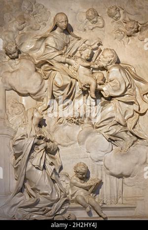 ROMA, ITALIA - 1 SETTEMBRE 2021: Il rilievo barocco marmoreo della Santa Famiglia e benedetta Ludovica Albertoni la chiesa Chiesa di Santa Maria in Campitelli Foto Stock